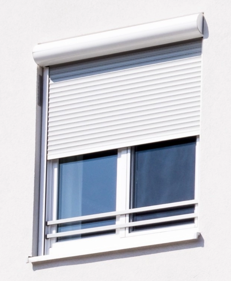 okno z białą roletą zewnętrzną